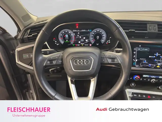 Audi Q3 view 11