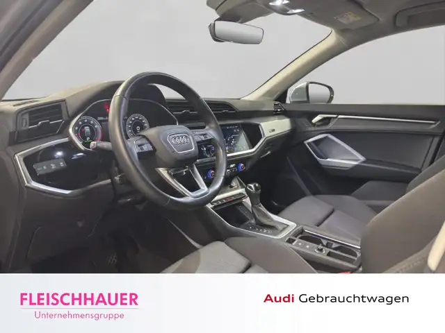 Audi Q3 view 10