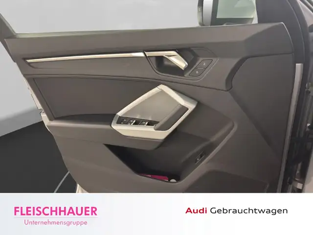 Audi Q3 view 13