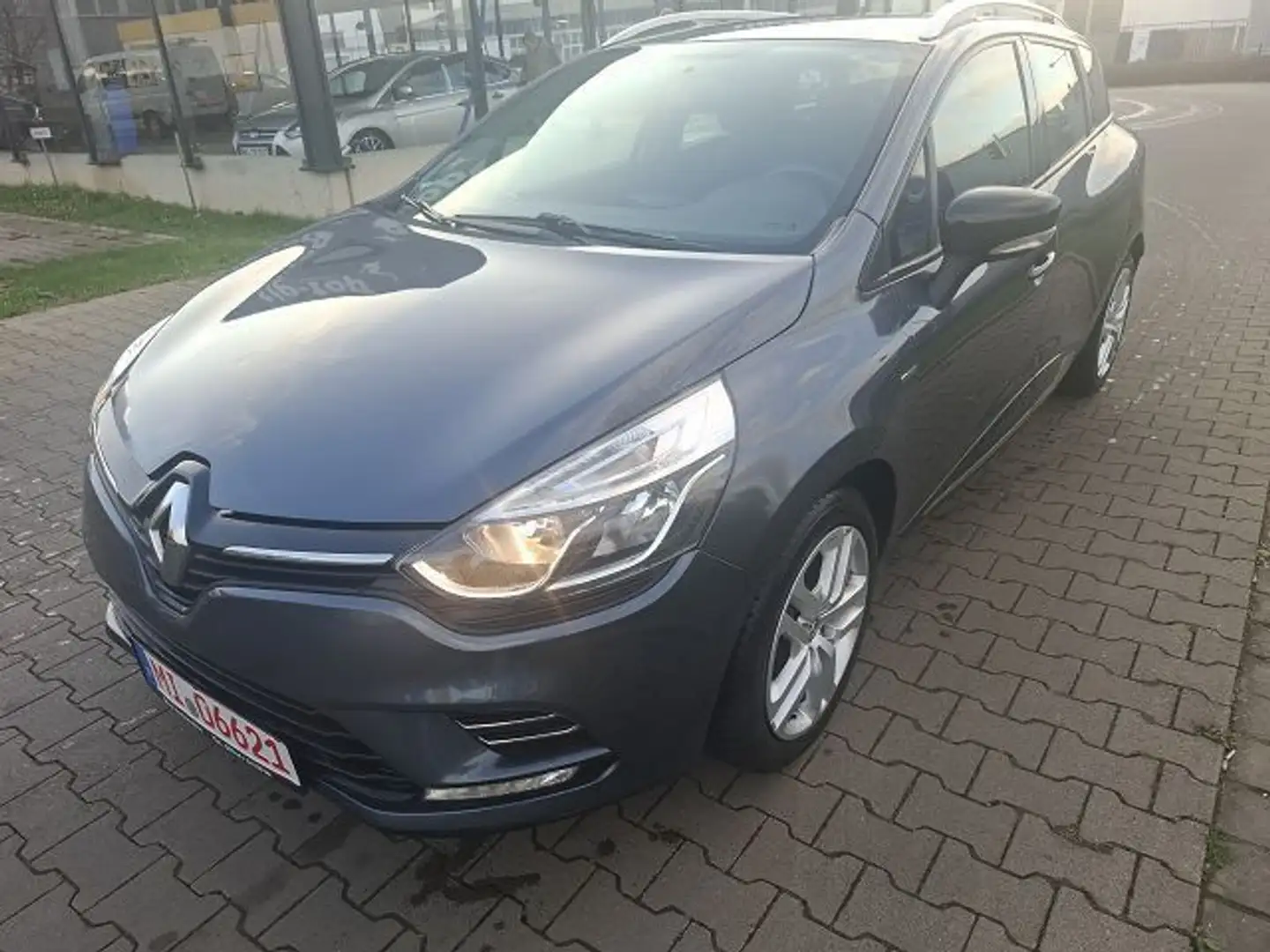 Renault Clio IV Grandtour Limited Grau - 1