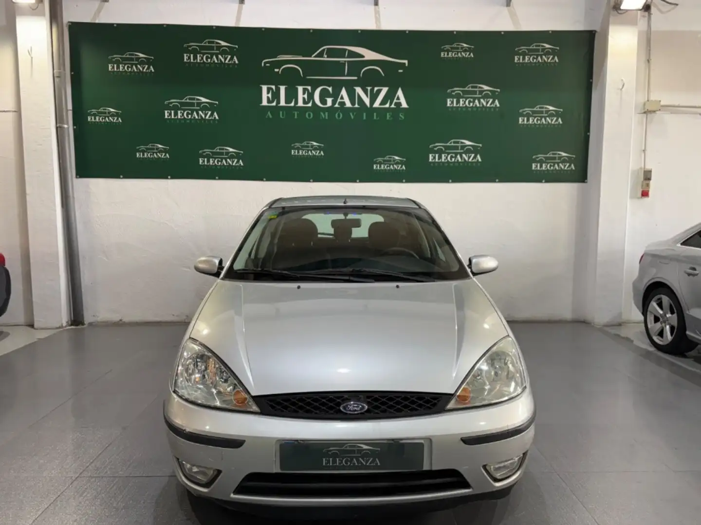 Ford Focus 1.6 Trend Grau - 2
