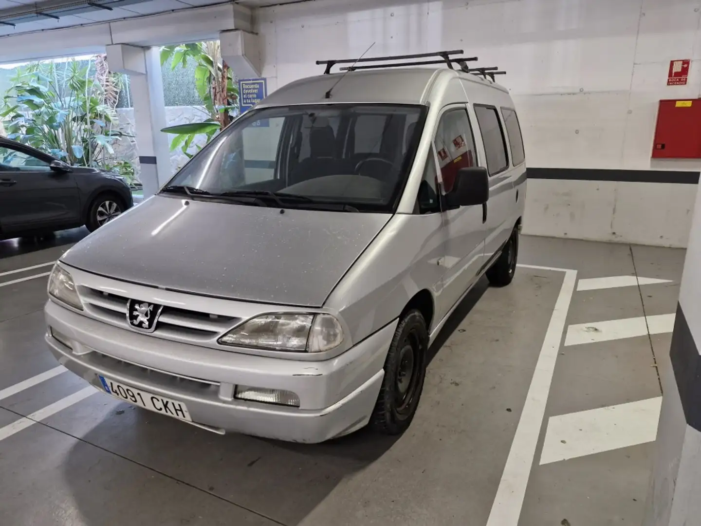 Peugeot Expert Combi 5 2.0HDI 220 C Gris - 1