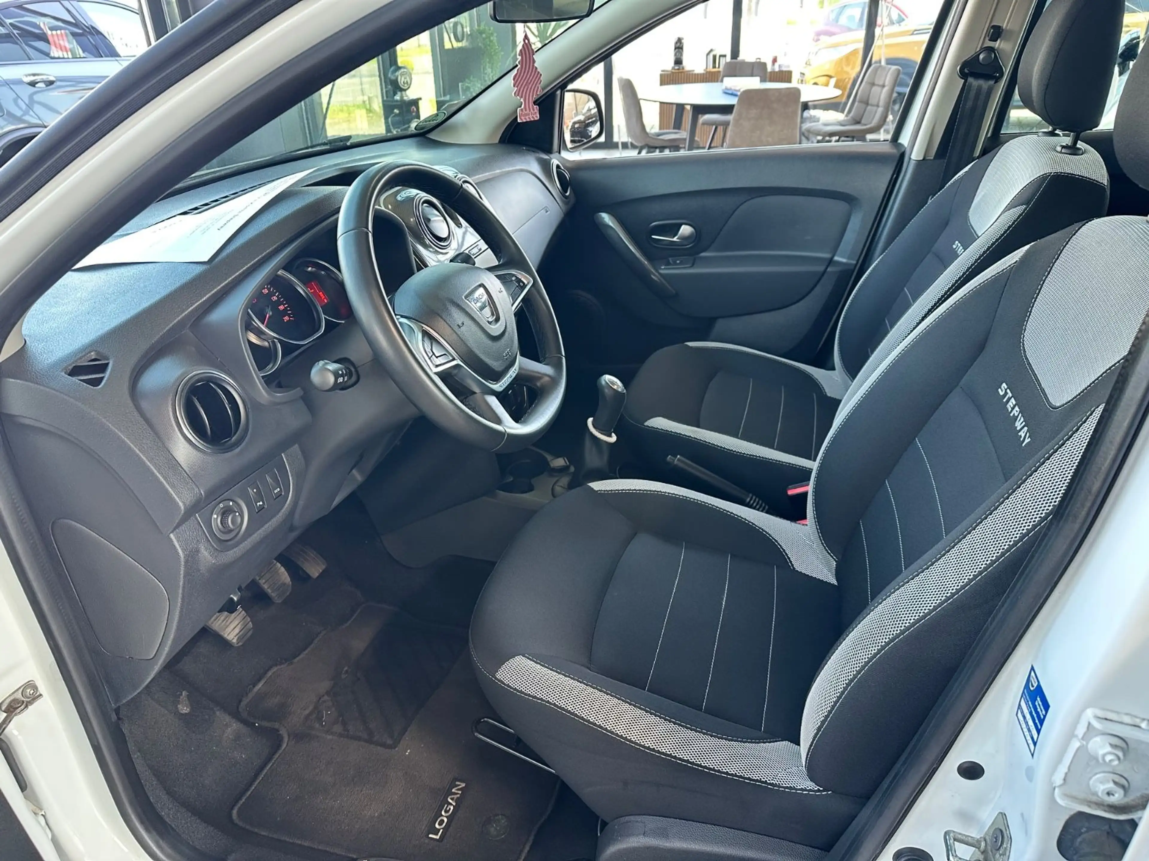 Dacia Logan MCV II Kombi Stepway Celebration — photo 10