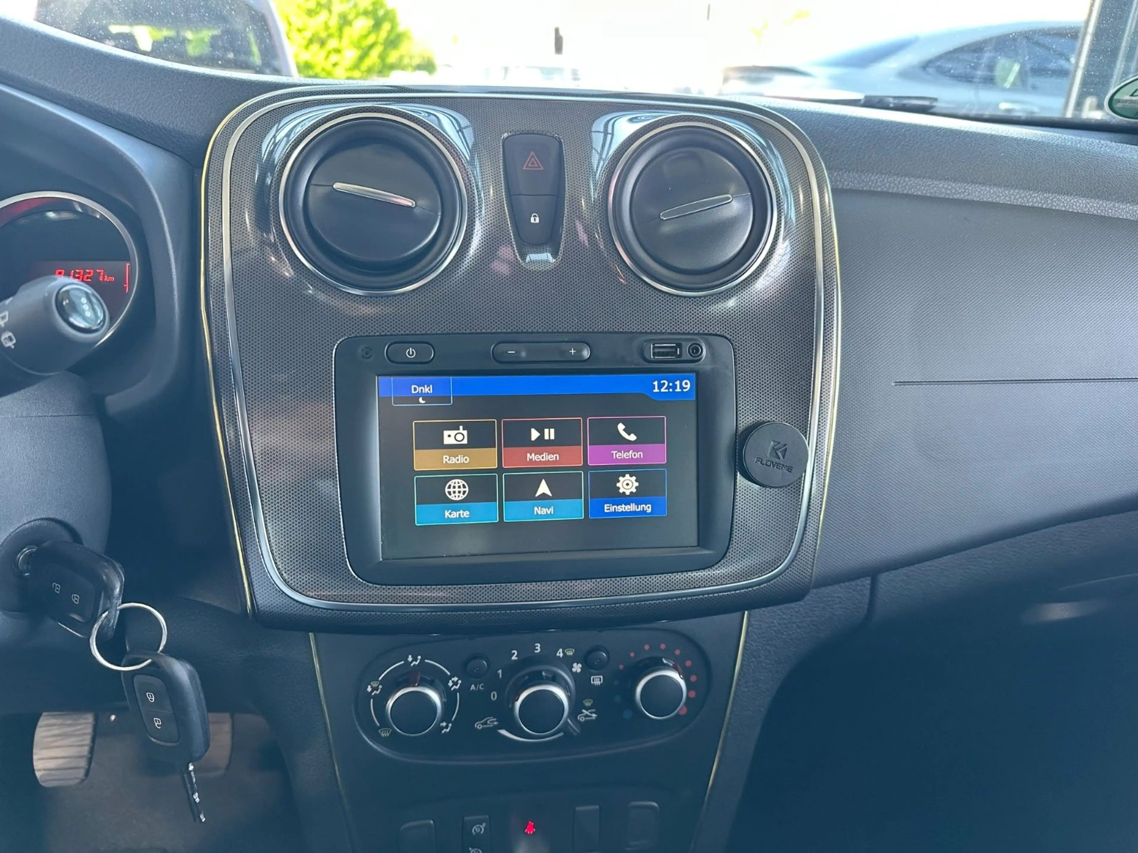 Dacia Logan MCV II Kombi Stepway Celebration — photo 12