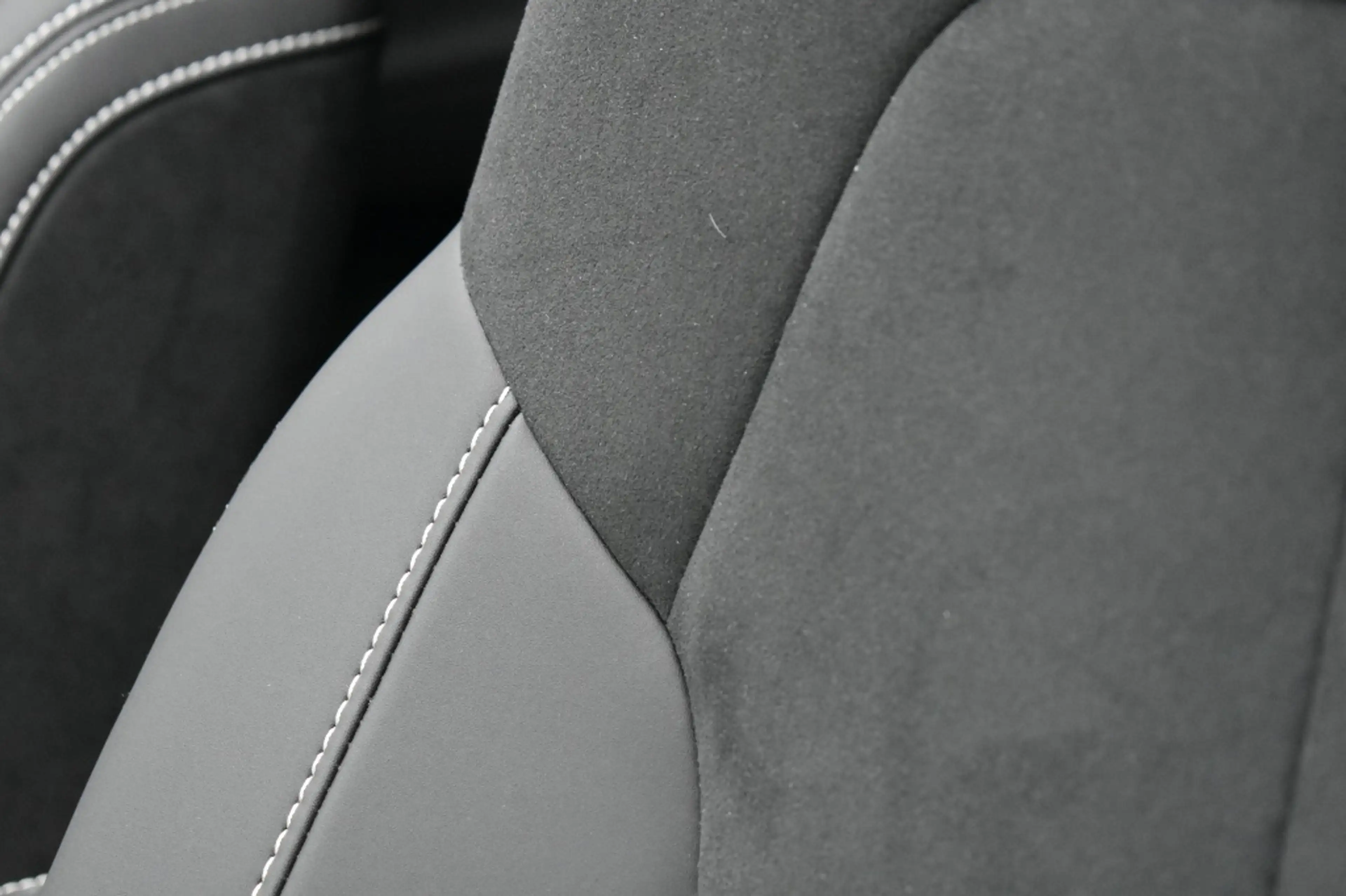 Volvo XC40 B4 197pk Plus Dark | Lounge | Lighting | Trekhaak — photo 28