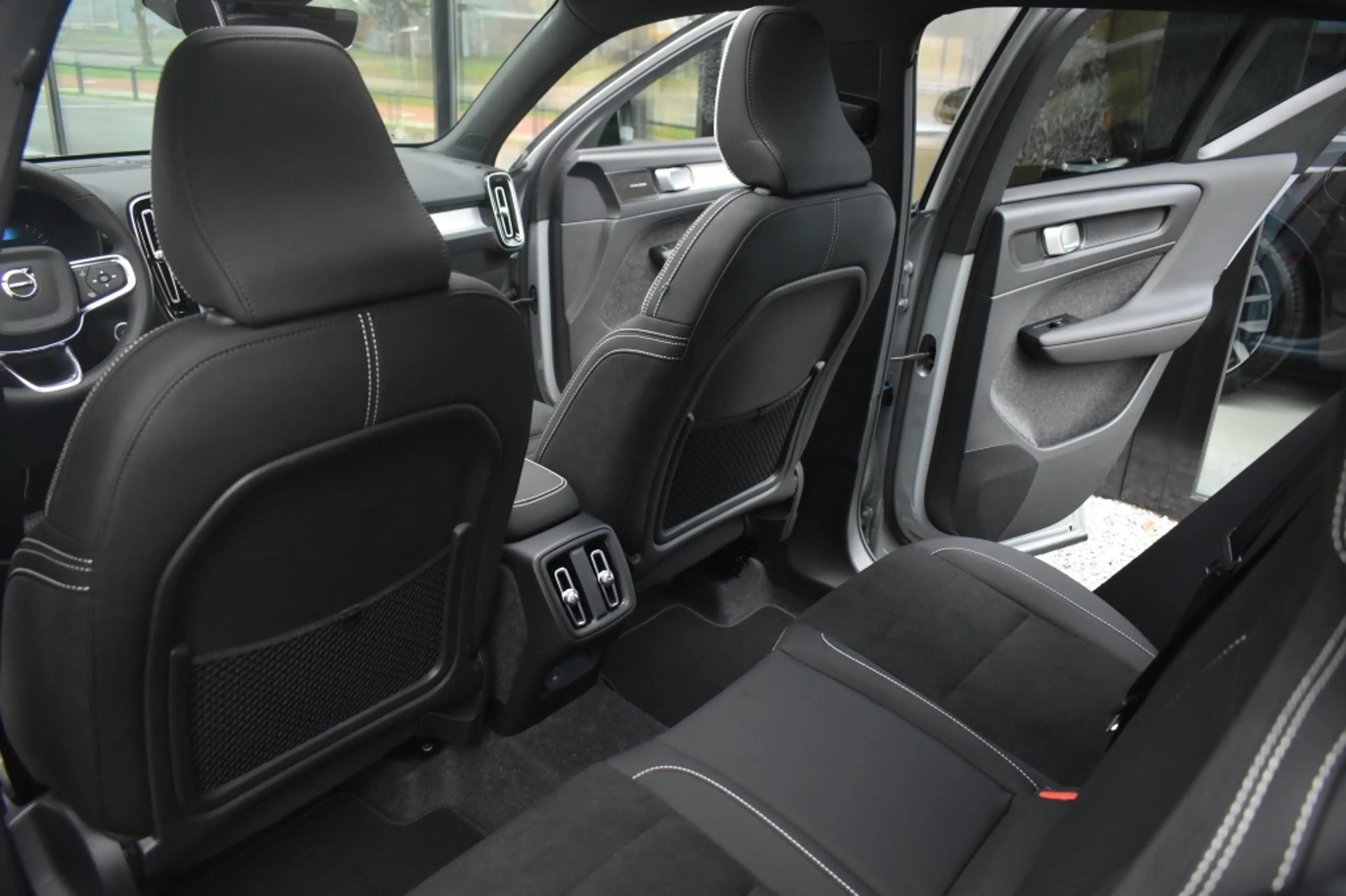 Volvo XC40 B4 197pk Plus Dark | Lounge | Lighting | Trekhaak — photo 13