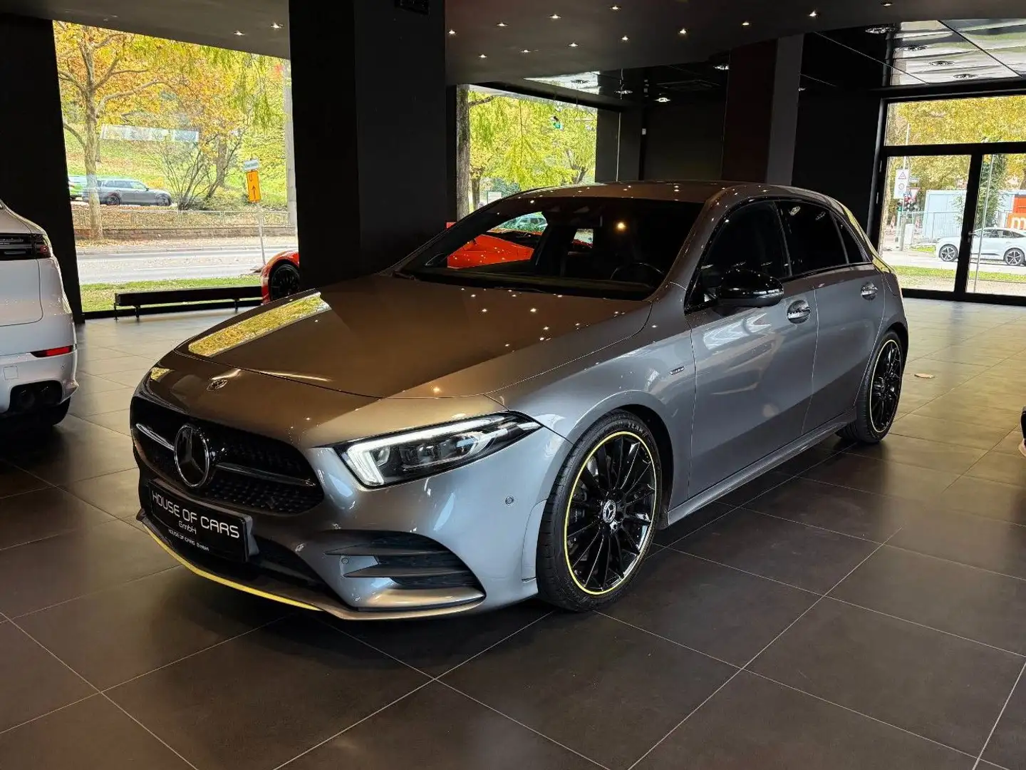 Mercedes-Benz A 250 Edition 1 AMG*Burmester*Distronic*Ambiente Grijs - 1
