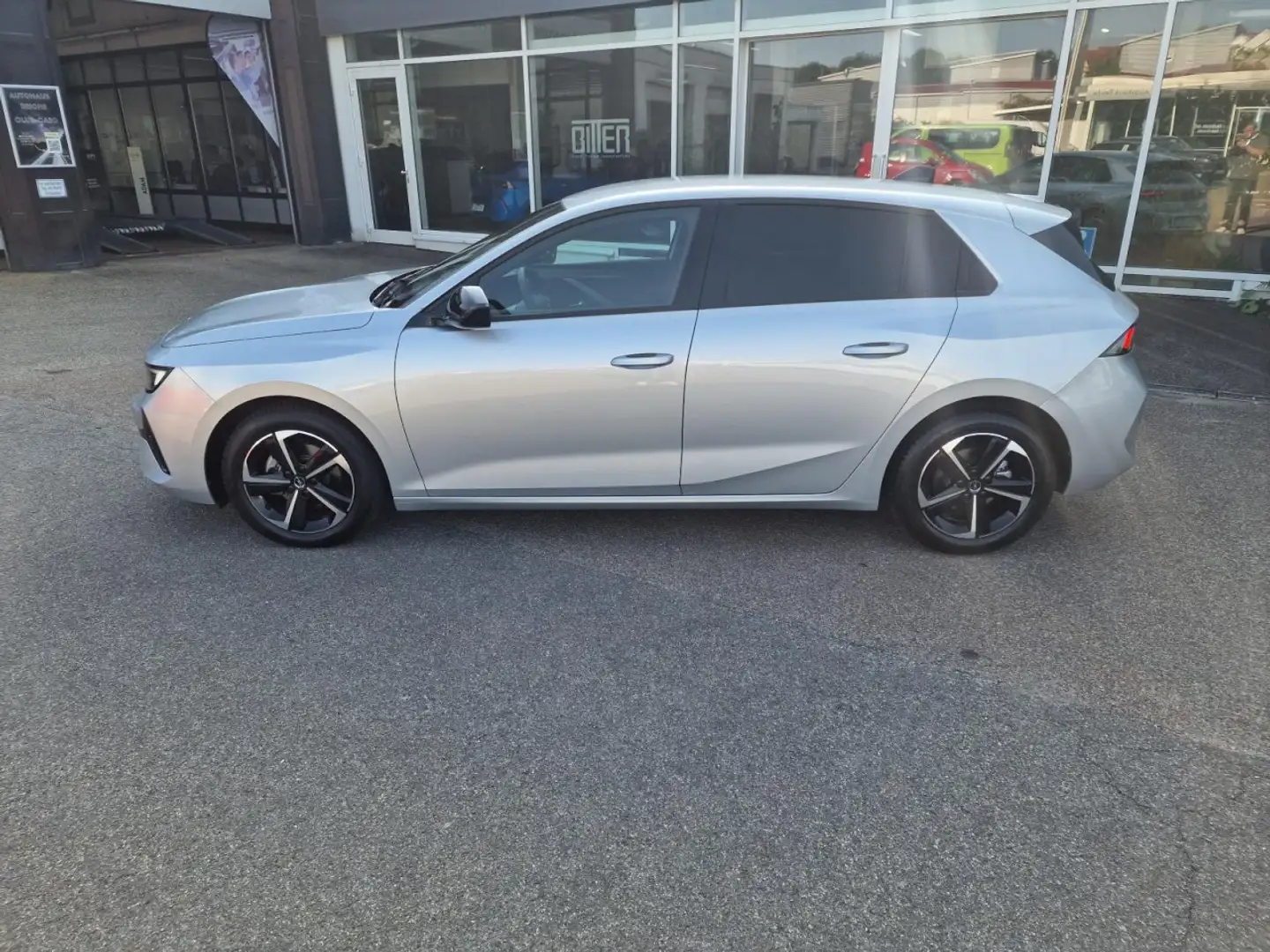 Opel Astra GS 1,2 AT+AHK+NAV+SHZ+LHZ+TWW+PDC+RFK+KEYL Klima Silber - 2