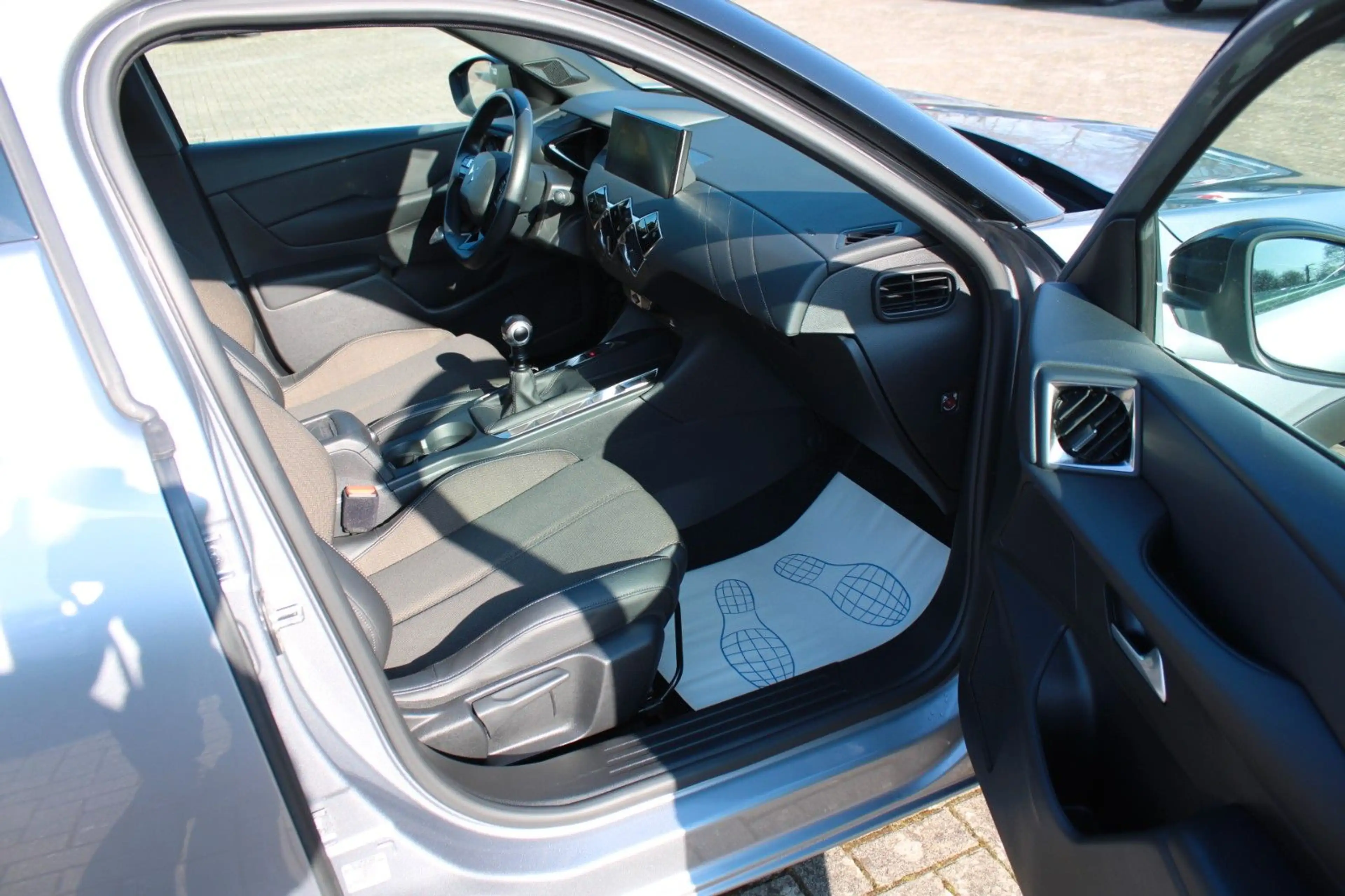 DS Automobiles DS 3 Crossback Bastille Kamera Navi — photo 12