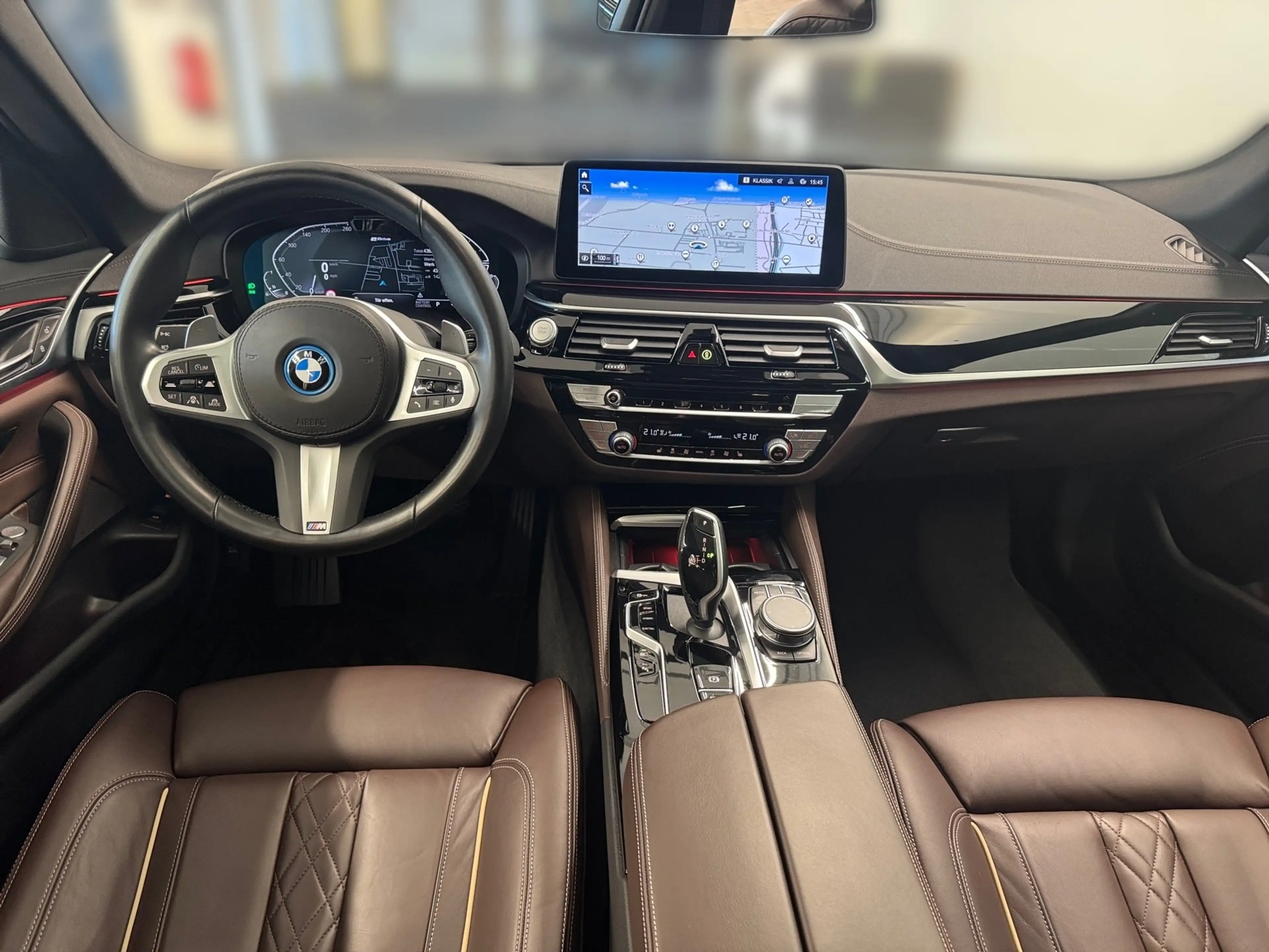 BMW 545 e xDrive — photo 11