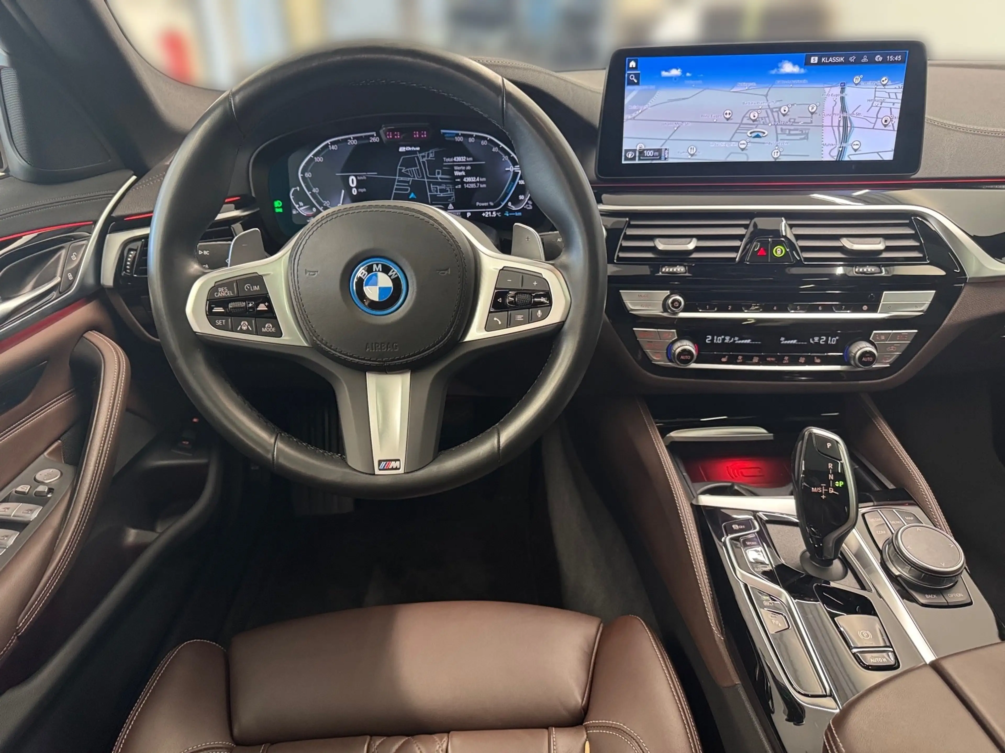 BMW 545 e xDrive — photo 10
