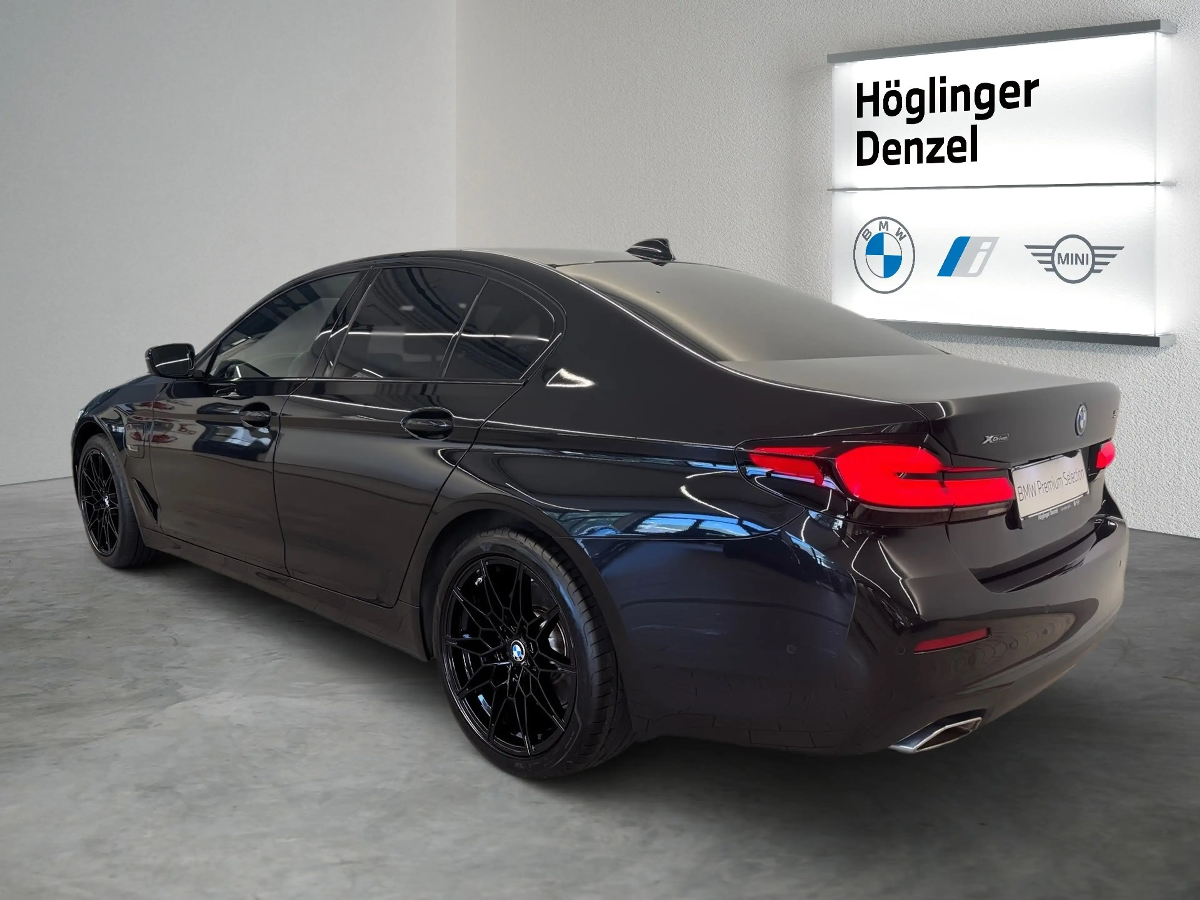BMW 545 e xDrive — photo 12