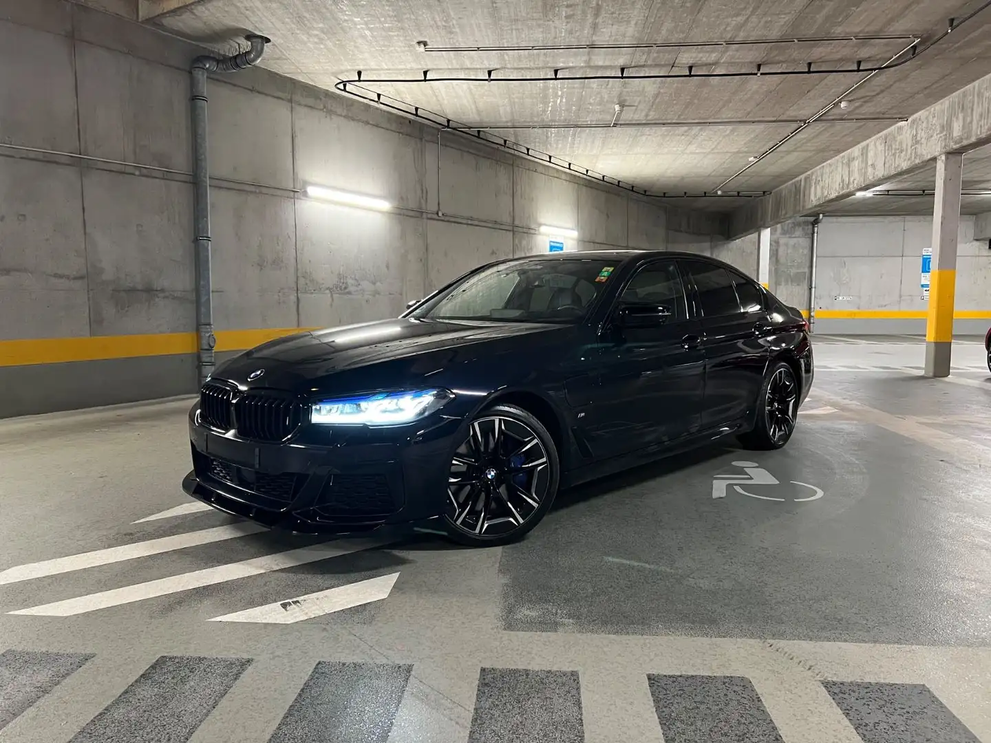 BMW 545 e xDrive M Sport/1.HD/360°-Kam/Adaptiv Drive Zwart - 1