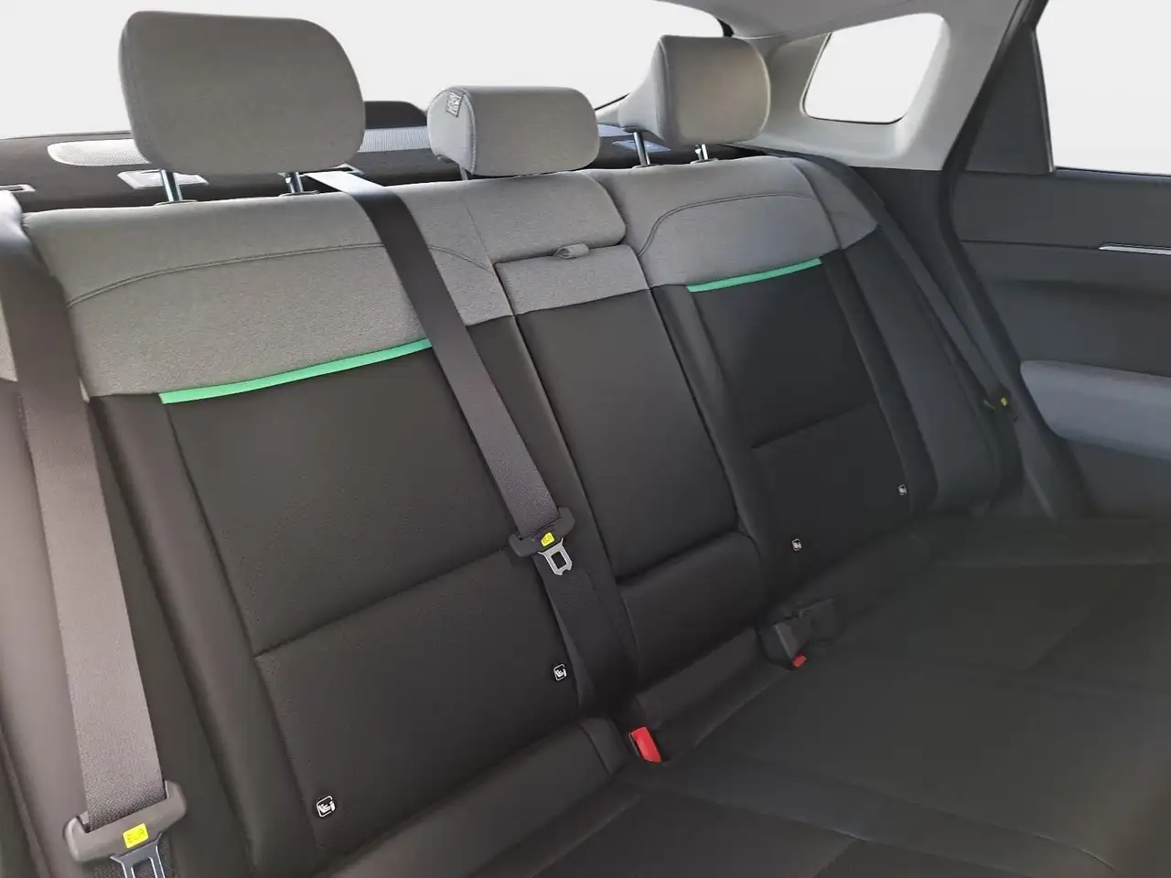 Kia EV4 EV4 FASTBACK 81.4 KWH EARTH MJ26 UP. TECH. WINTER- 18