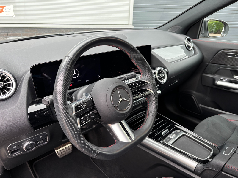 Mercedes-Benz GLA 250 250 e AMG Line — photo 12