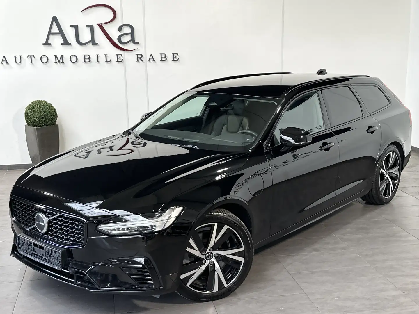 Volvo V90 T6 Recharge AWD Plus Dark NAV+LED+AHK+VC+H&K Schwarz - 1