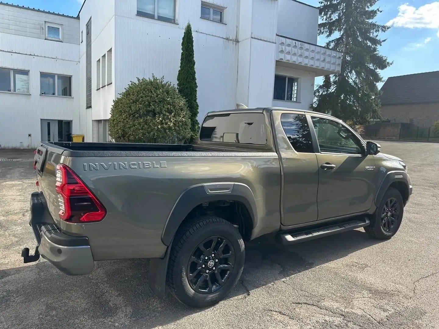 Toyota Hilux EXTRA CAB  2.8, INVINCIBLE, Automatik Groen - 2