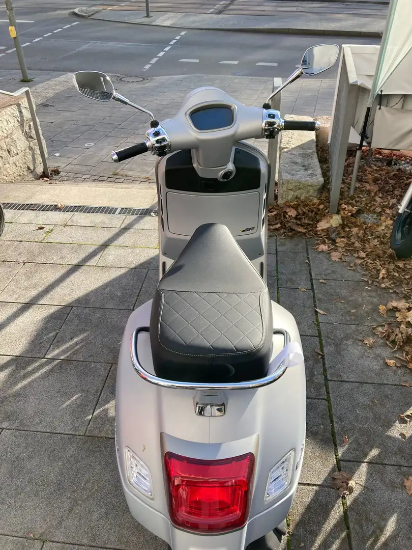 Vespa GTS Super 125 ccm Gris - 2