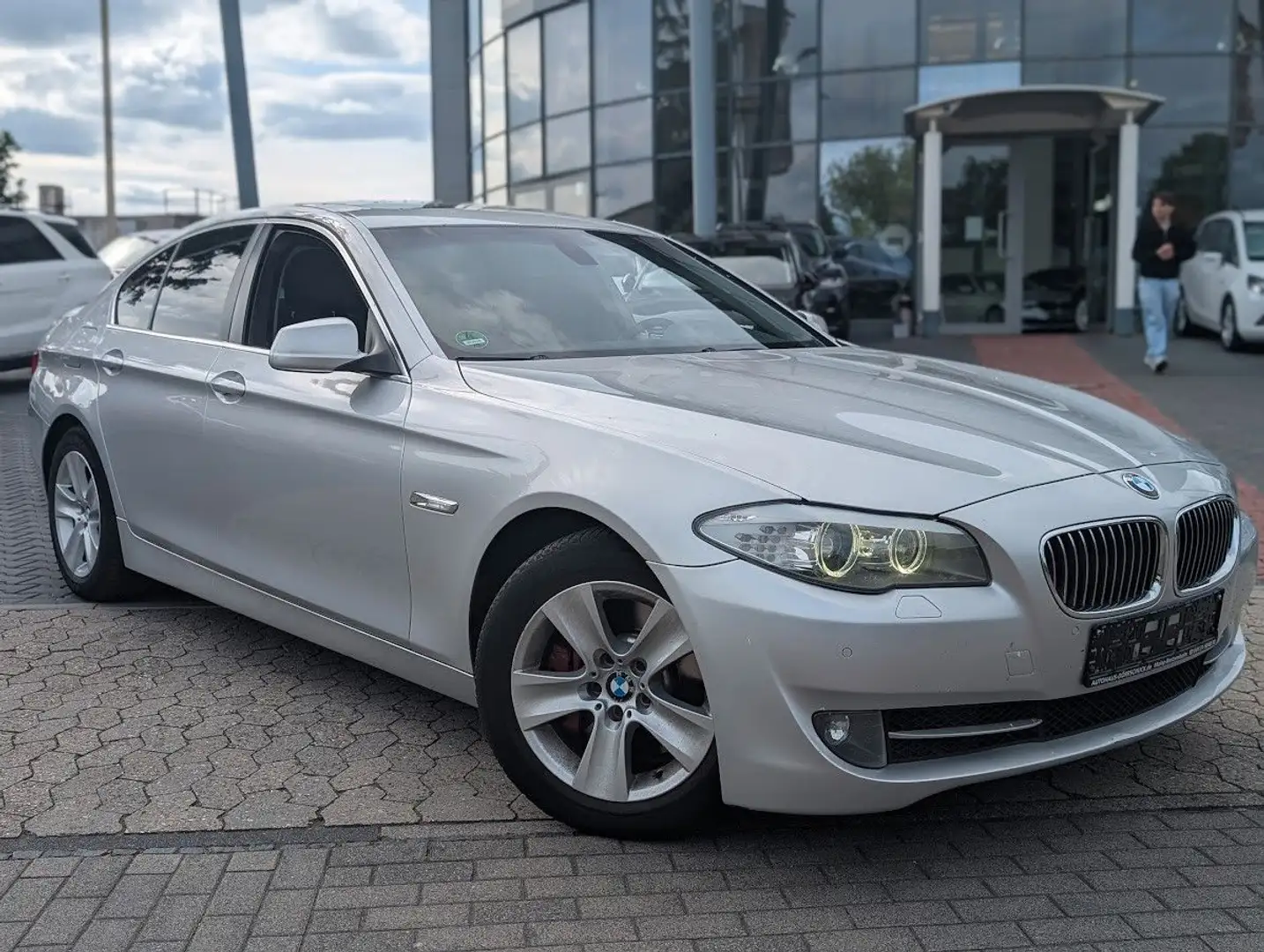 BMW 525 d Lim. Sitzh. Klimaaut. Navi. BT Silber - 2