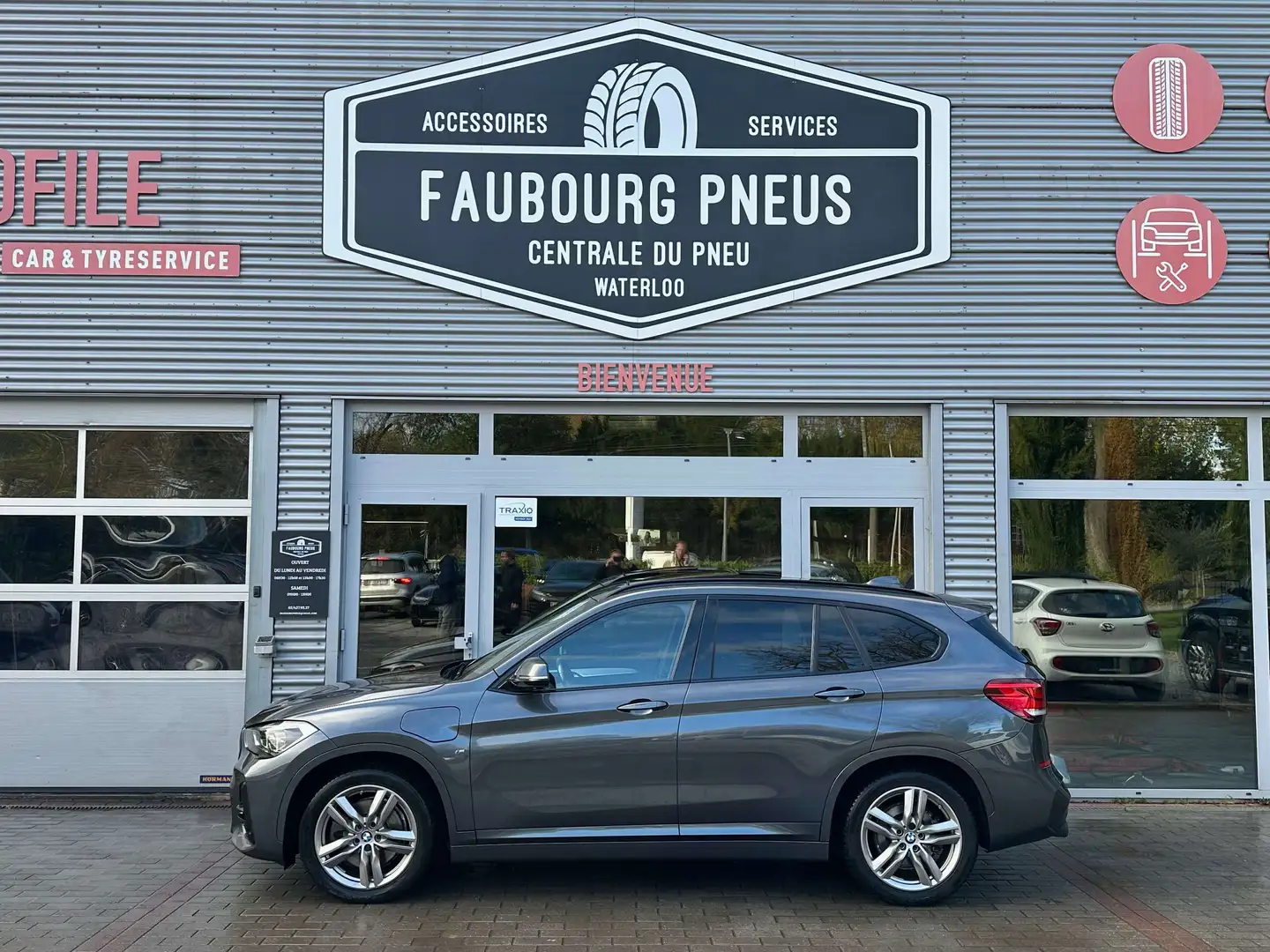 BMW X1 *TVA-21%-VAT*FULL-OPTION*HISTORIQUE-100%-BMW*PANO* Gris - 2