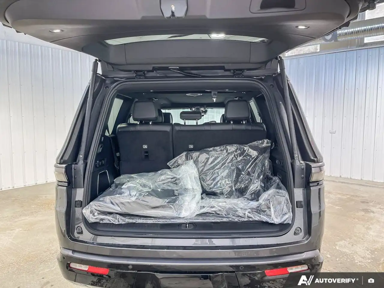 Jeep Grand Wagoneer снимка Jeep Grand Wagoneer