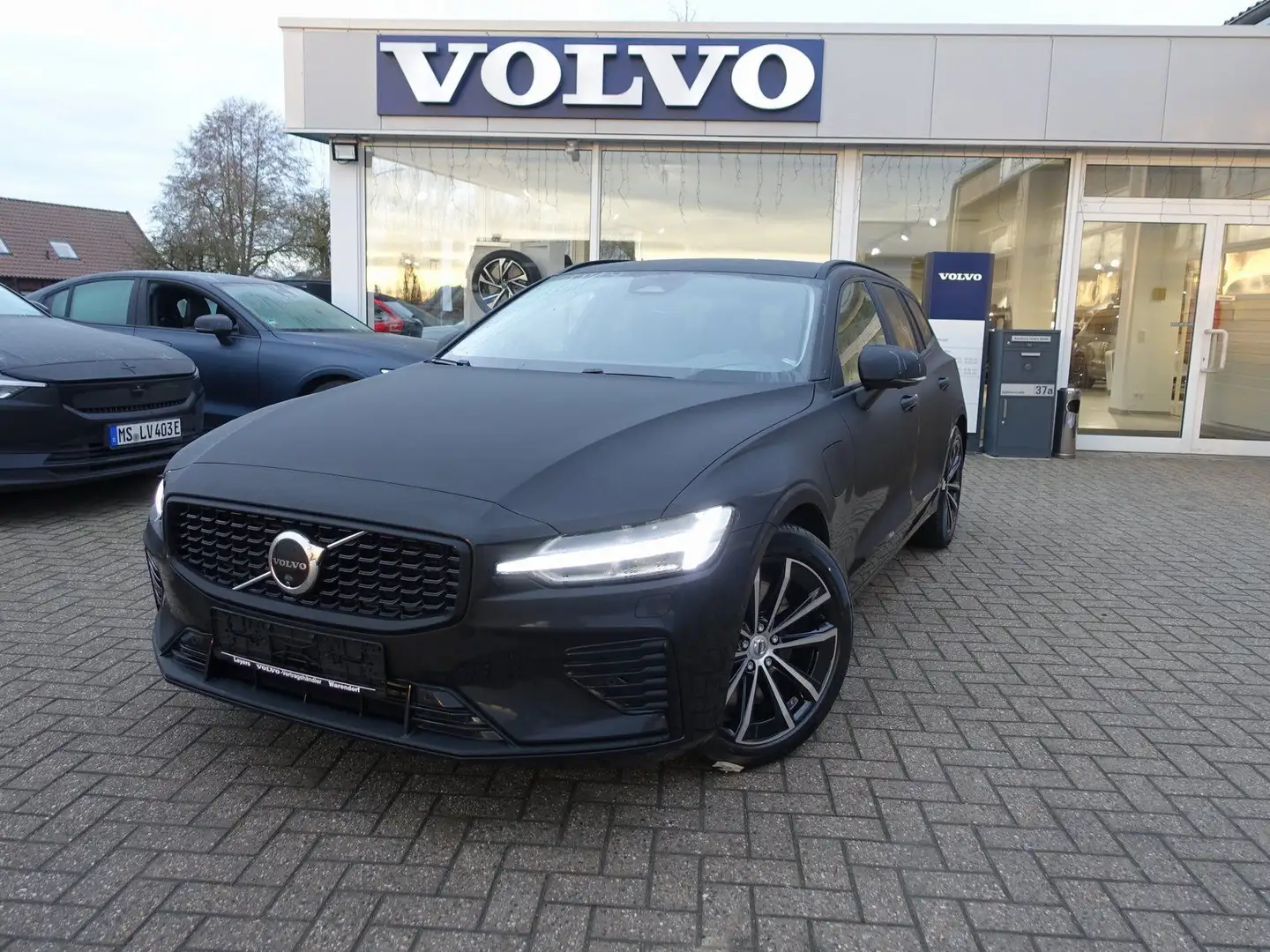 Volvo V60 Plus Dark T6 AWD Plug-in hybrid/360°/H&K/BLS Schwarz - 1