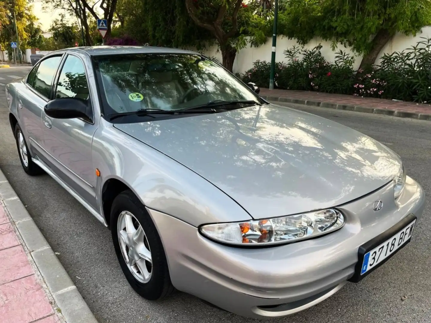 Chevrolet Alero 3.4 V6 12v. Aut. Plateado - 1