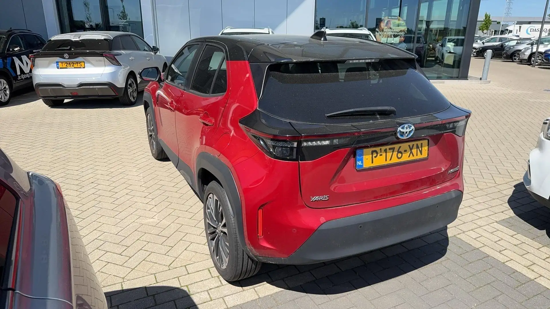 Toyota Yaris Cross 1.5 Hybrid Executive | Panoramadak | Bi- Tone | Ca Rouge - 2