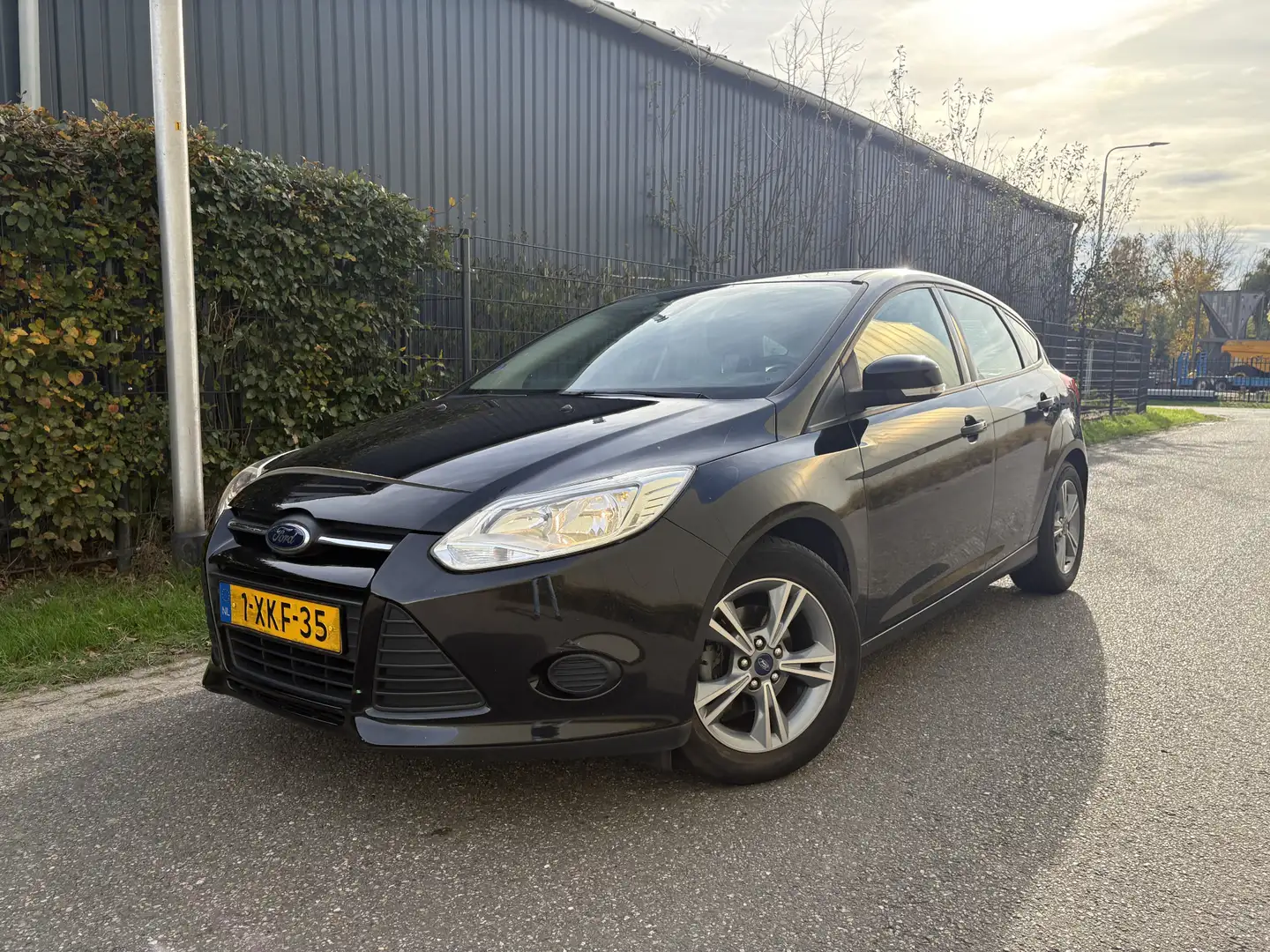 Ford Focus 1.0 EcoBoost Edition / 5-DEURS / NAVI / AIRCO / CR Zwart - 1