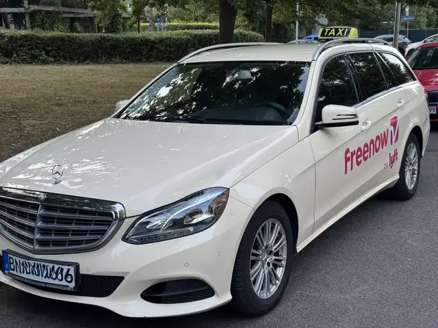 Mercedes-Benz E 200 E 200 BlueTec ,*TAXI*T-Modell*AUTOMATIK*NAVI*KLIMA*VOLLLEDER*