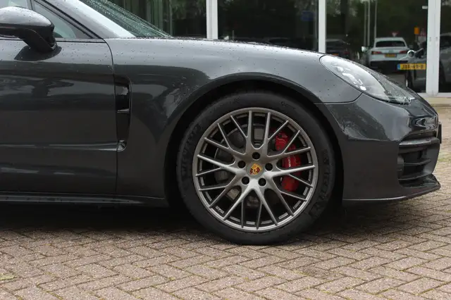 Porsche Panamera view 14