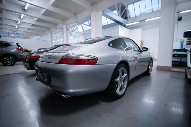 Porsche 911 view 3