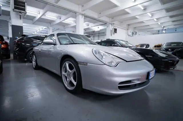 Porsche 911 view 13