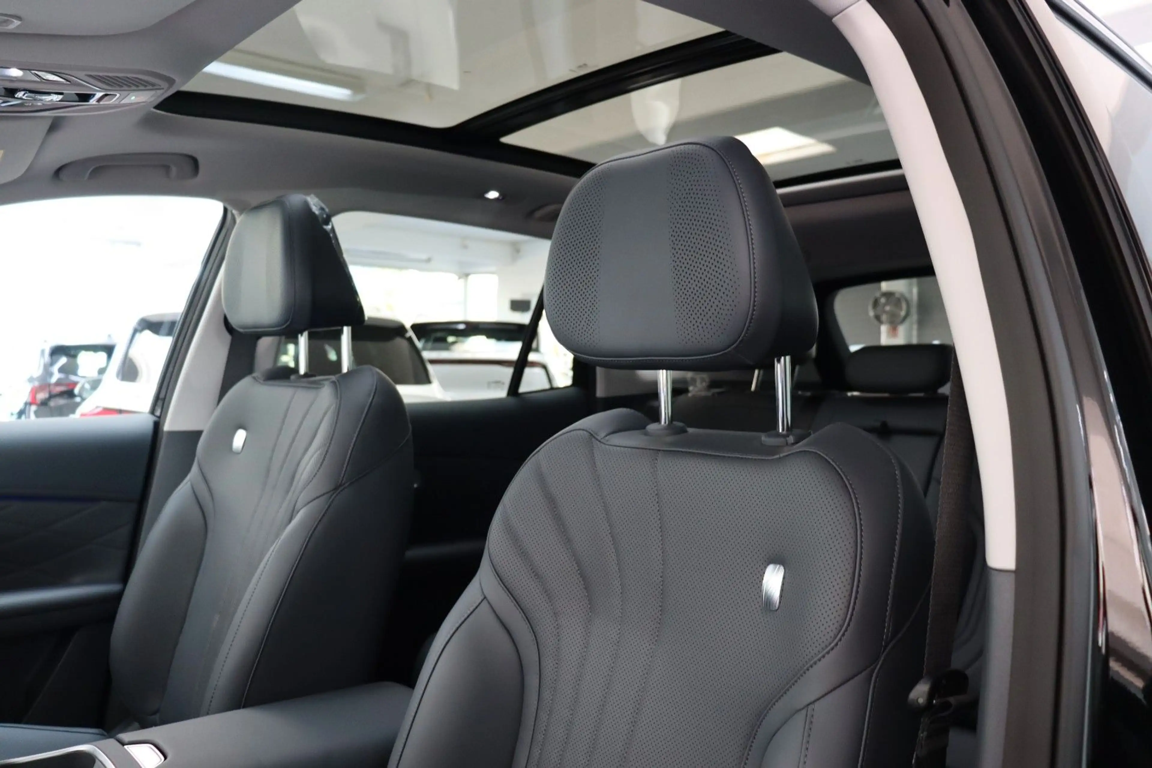 Geely Starray EM-i MAX+ PHEV E.Heck Pano HUD PDC V+h — photo 11