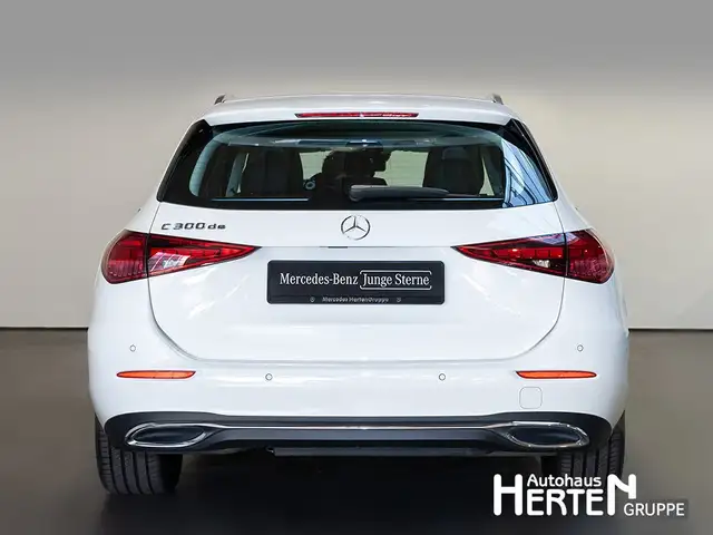 Mercedes-Benz C-Class view 4