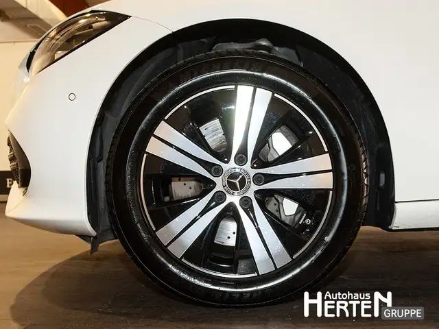Mercedes-Benz C-Class view 5