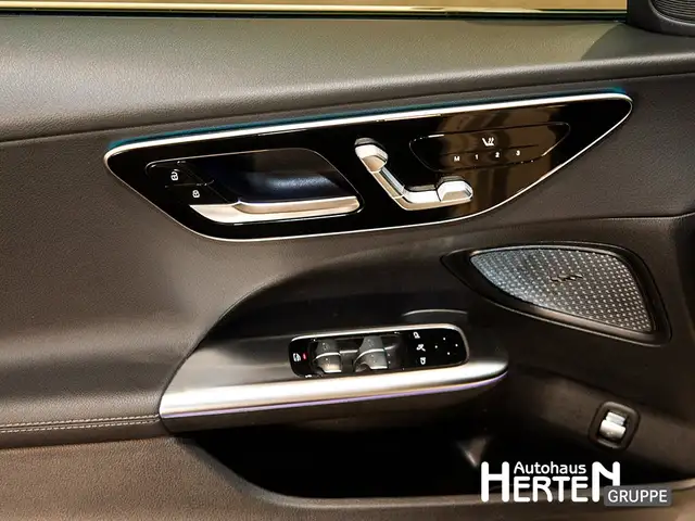 Mercedes-Benz C-Class view 9