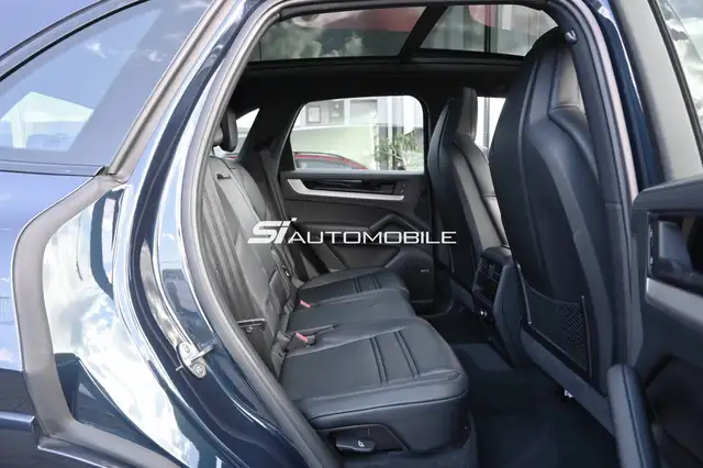 Porsche Cayenne view 14