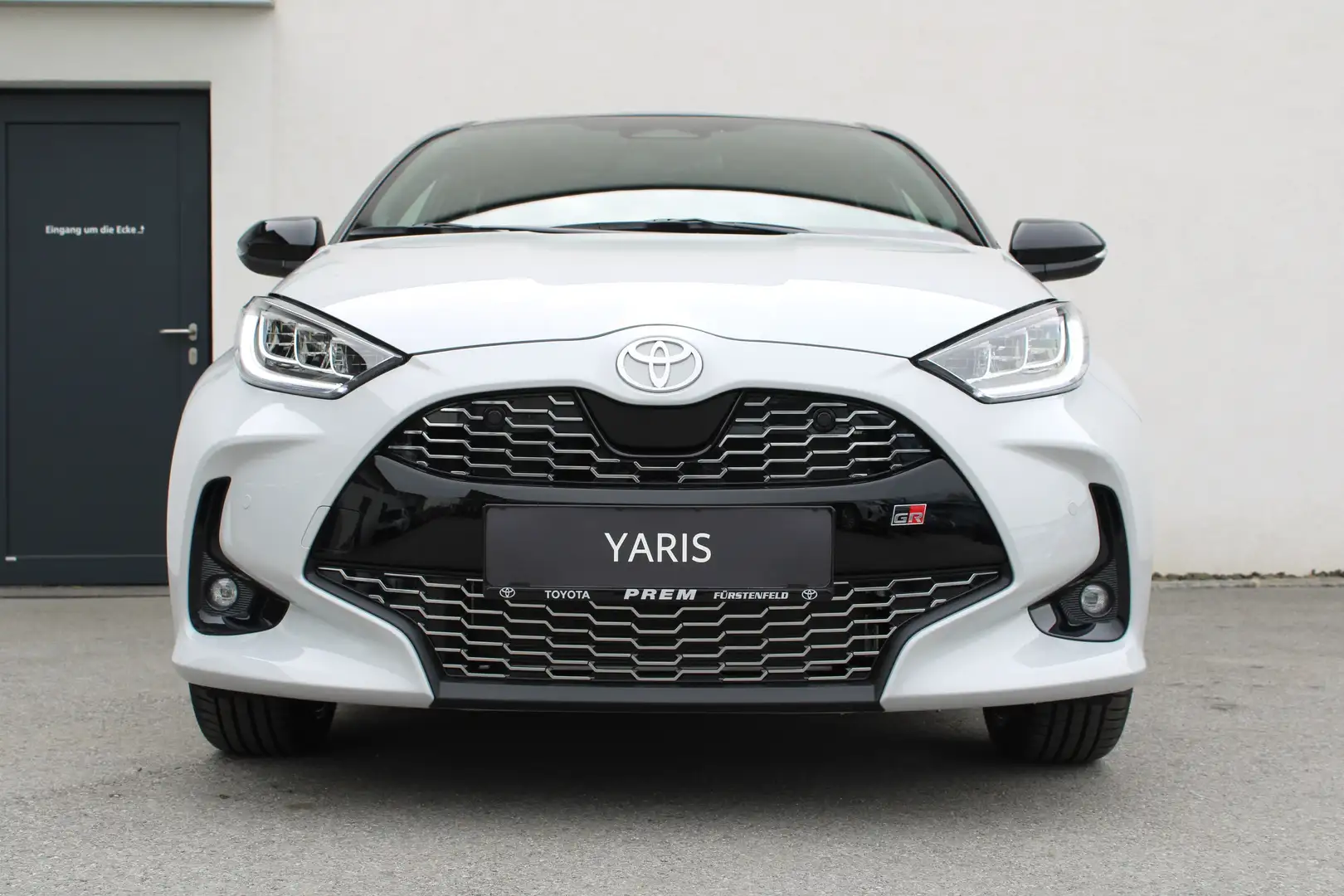 Toyota Yaris 1,5 VVT-i Hybrid GR Sport/Safety/Smart Connect+ Grijs - 1
