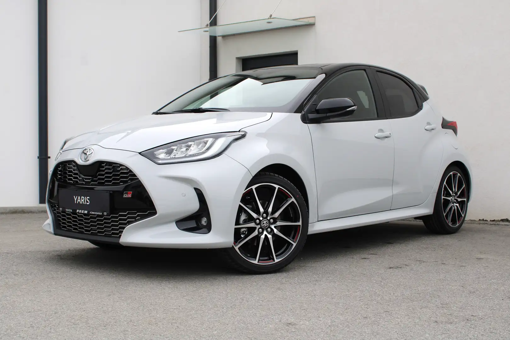 Toyota Yaris 1,5 VVT-i Hybrid GR Sport/Safety/Smart Connect+ Grijs - 2