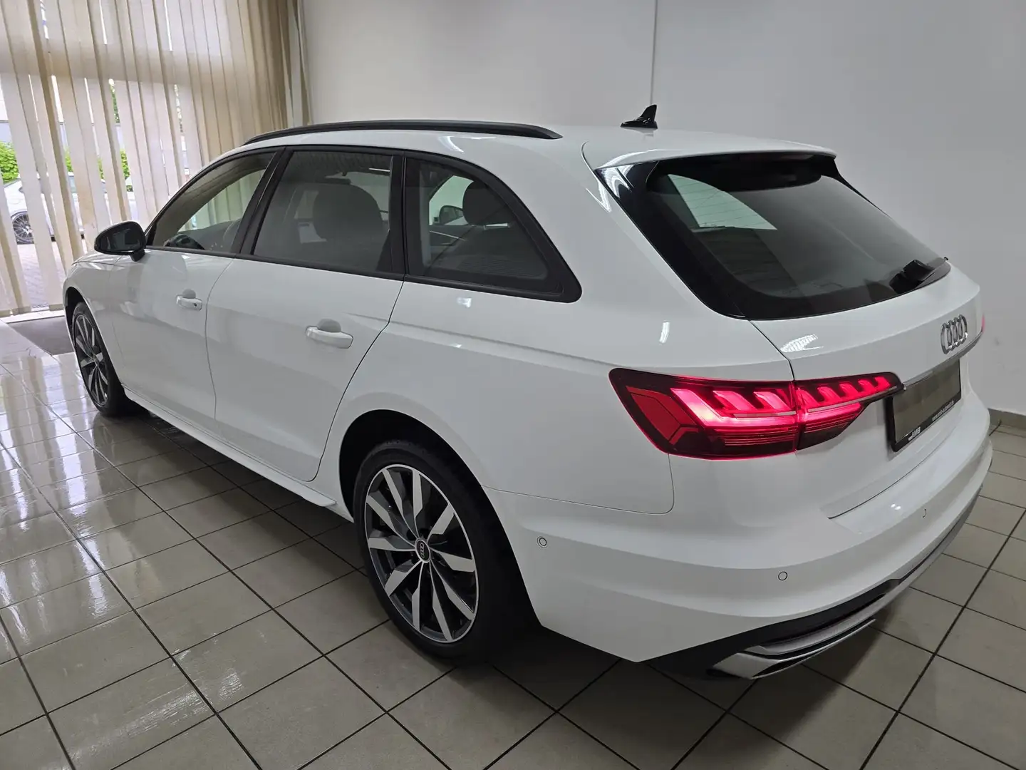 Audi A4 Avant 40 2.0 g-tron advanced LED MMI Plus 18" Weiß - 2