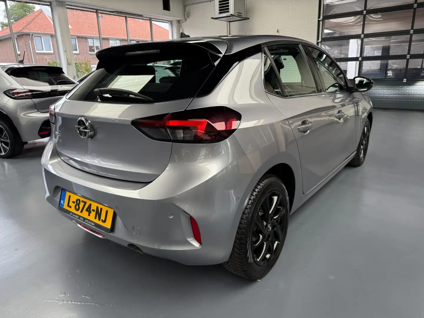 Opel Corsa 1.2 GS Line Grijs - 2