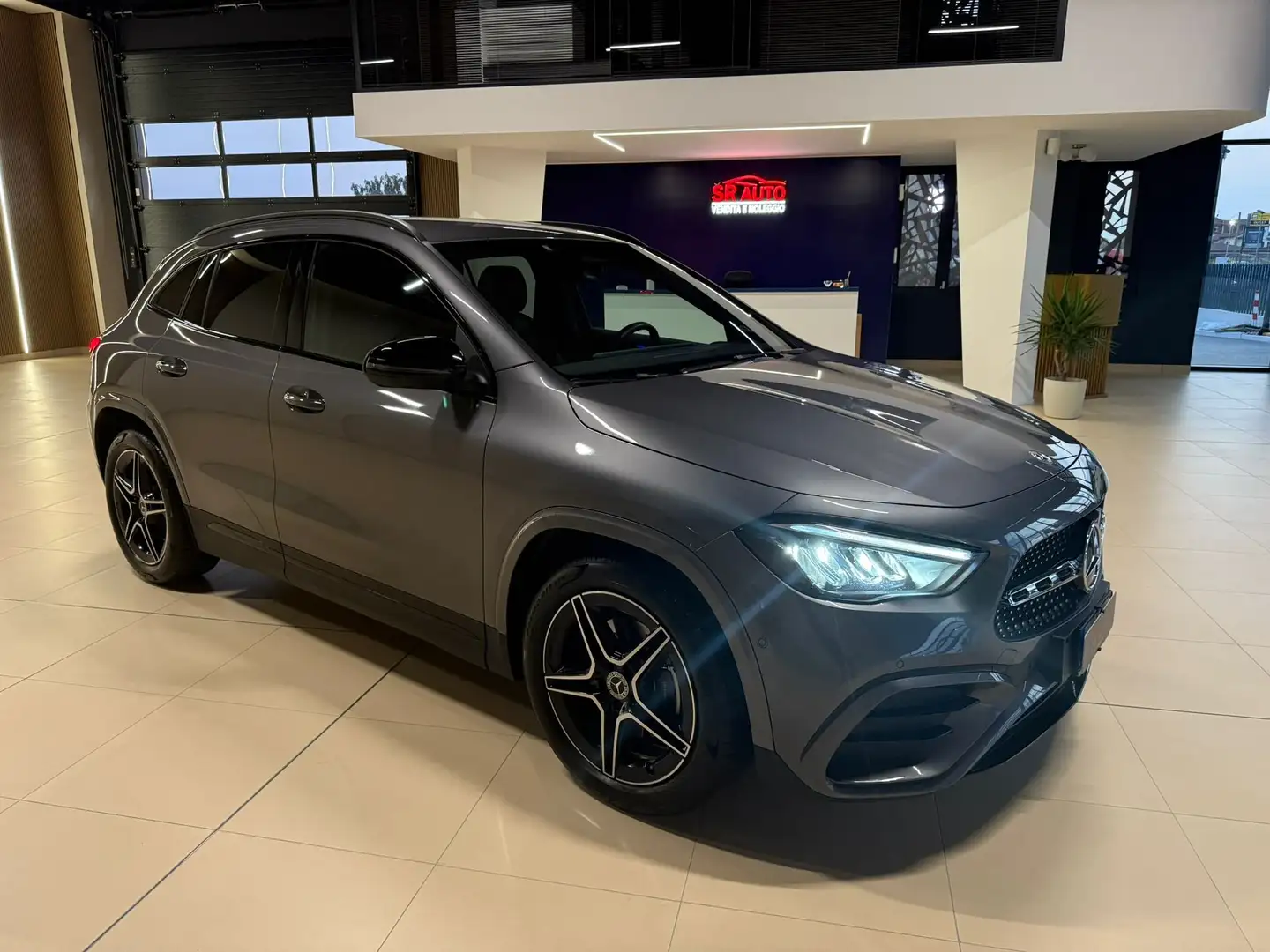 Mercedes-Benz GLA 200 GLA 200D IBRIDA PREMIUM PLUS Gris - 1