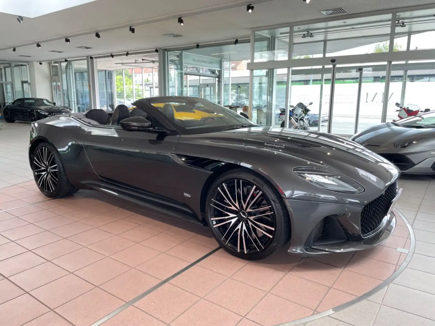 Aston Martin DBS V12 Superleggera Volante Grau - 2