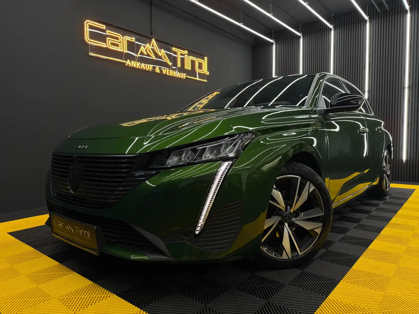 Peugeot 308 1.2 PureTech 130 Allure Grün - 1