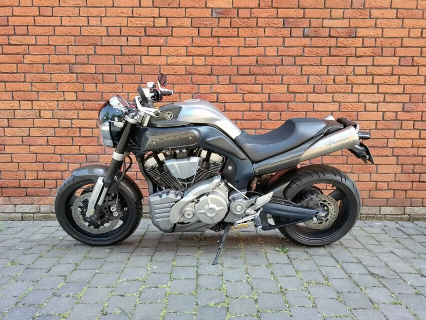 Yamaha MT-01 Gümüş rengi - 2