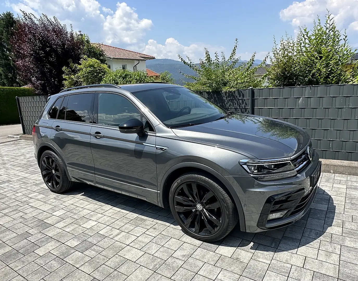 Volkswagen Tiguan 2,0 TDI SCR 4Motion Sky DSG 3xR-Line Black Styl... Grau - 1