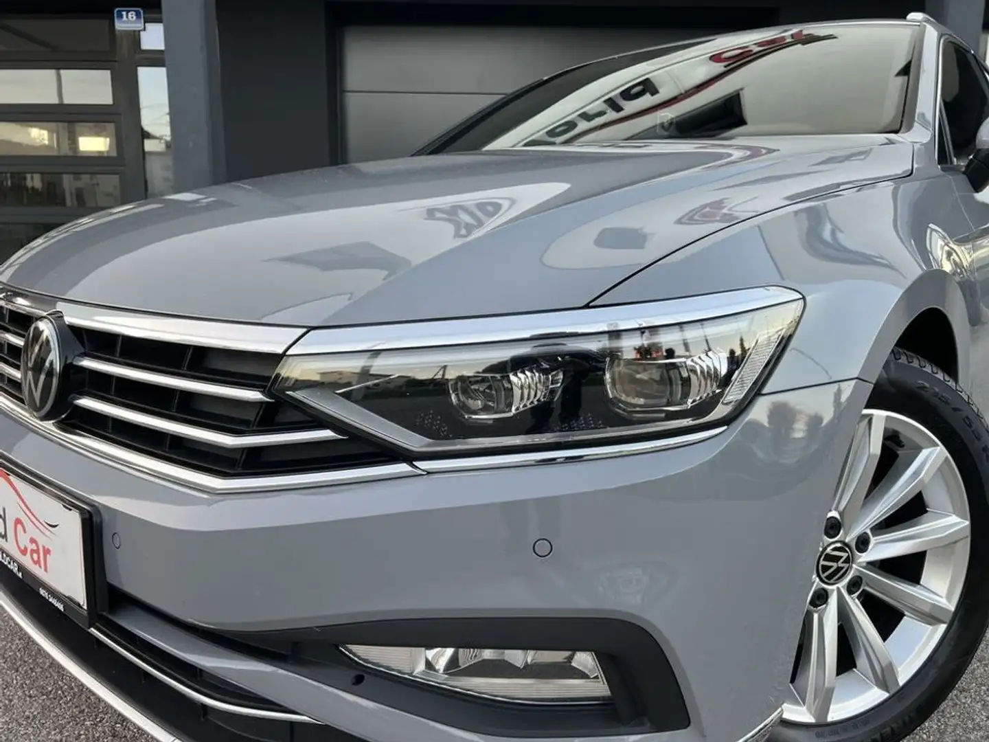 Volkswagen Passat Variant Elegance 2,0 SCR TDI DSG MATRIX-RFK Grijs - 2