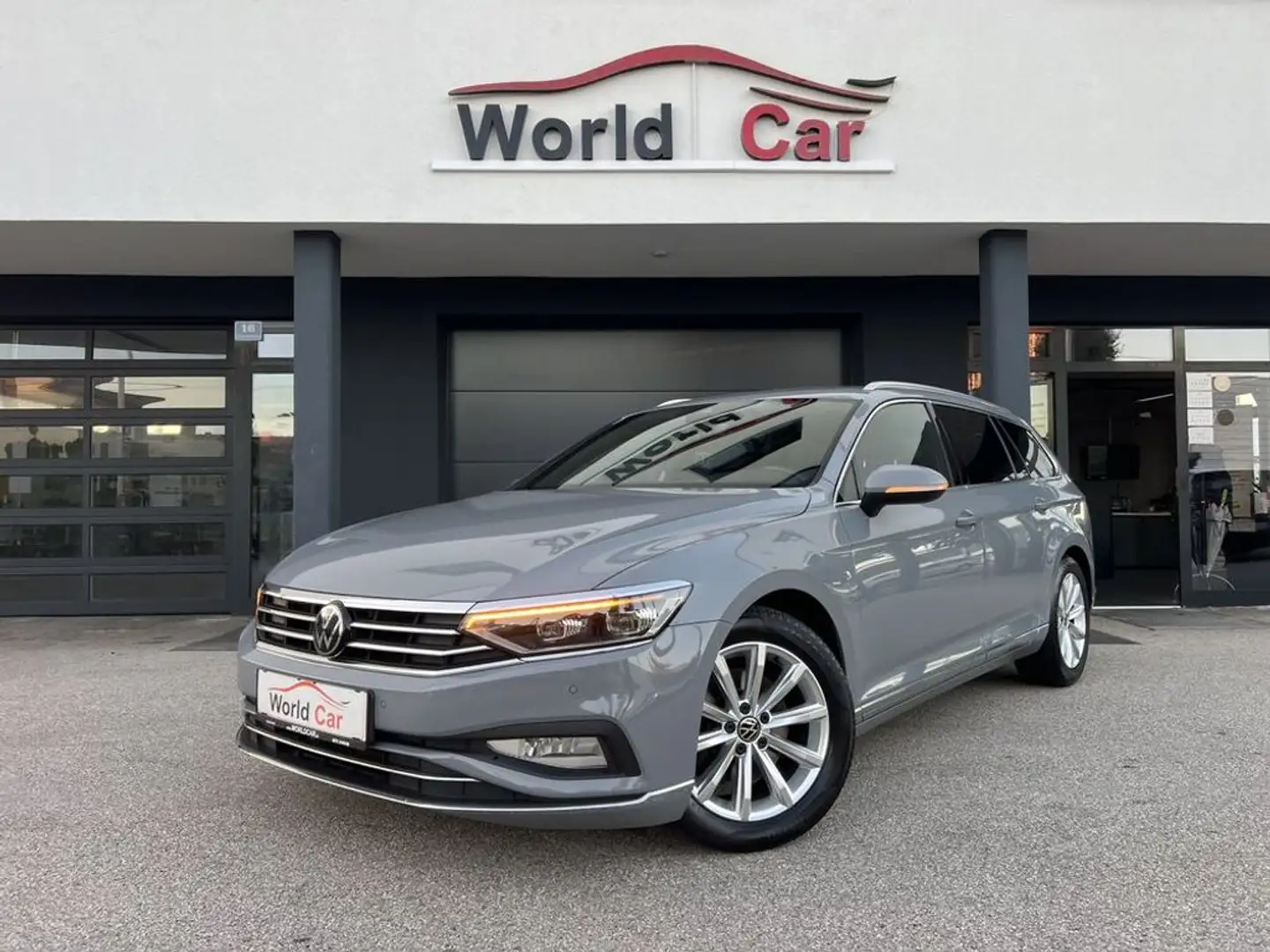 Volkswagen Passat Variant Elegance 2,0 SCR TDI DSG MATRIX-RFK Grijs - 1