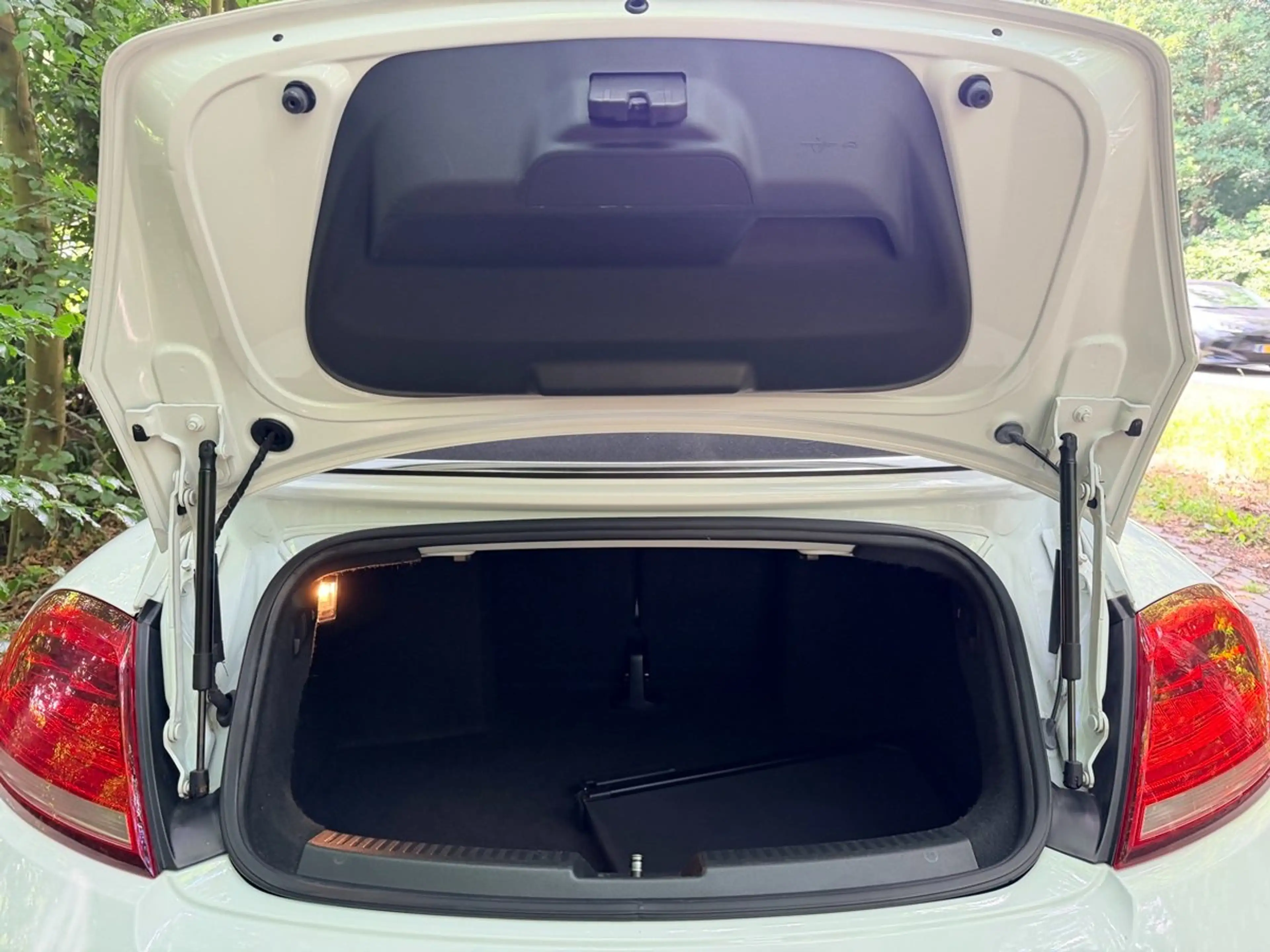 Volkswagen Beetle Cabrio 1.2 TSI Design Aut., Xenon/LED, Cruise, ECC — photo 12
